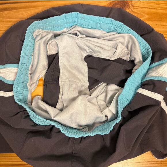 BROOKS Running Shorts w/ Built in Liner & Pocket. Athletic/Athleisure. Size L - Picture 3 of 4